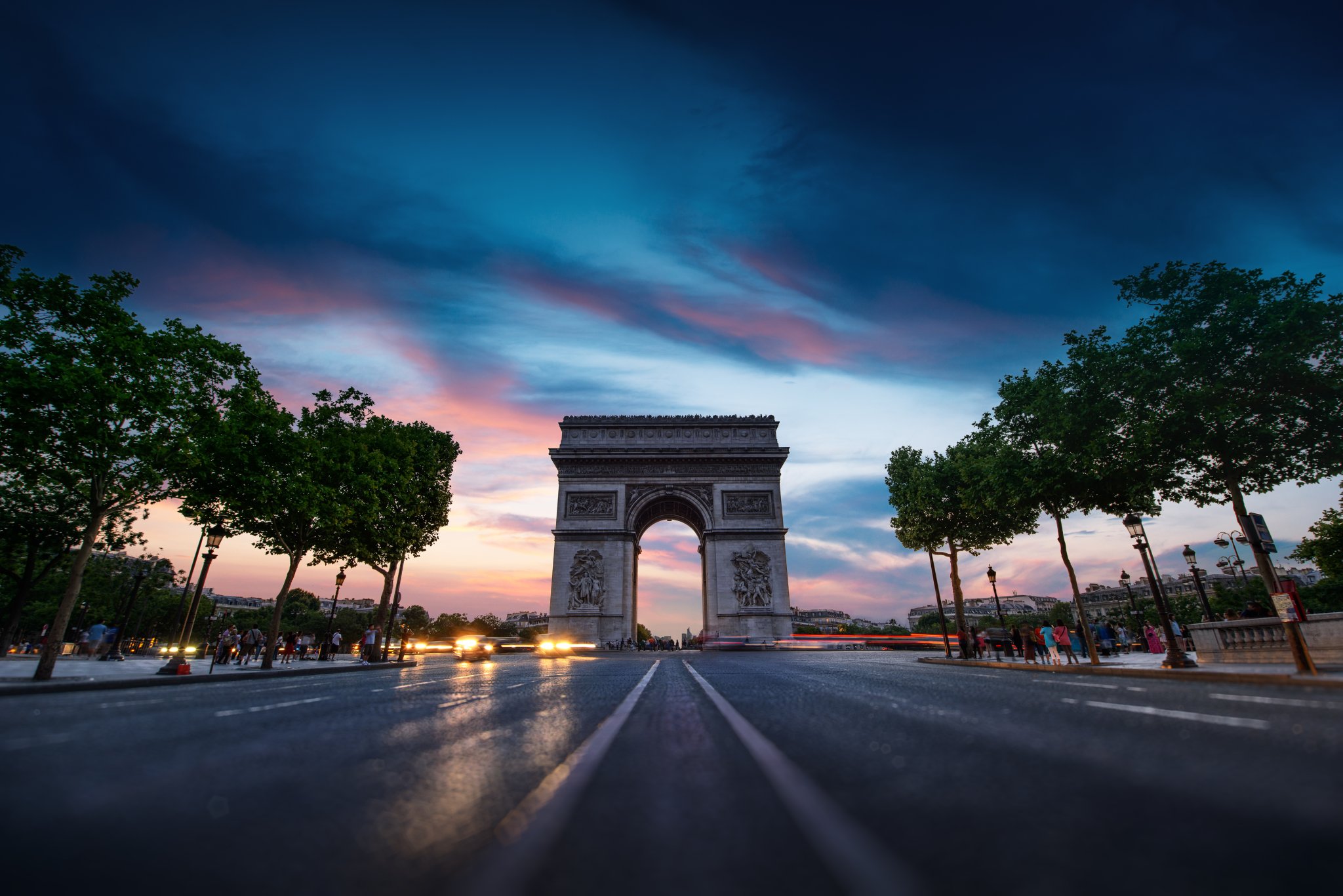Arco de Triunfo de París la ciudad al atardecer