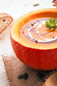 Automne frais soupe de potiron arrosé avec de la crème