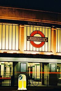 Londres estación de metro de la entrada en la noche