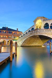 Rialto Bridge de la noche