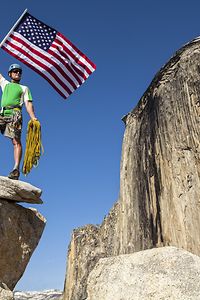 Escalador Waves una bandera americana