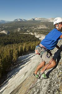 Escalador en escarpadas paredes de roca de Yosemite