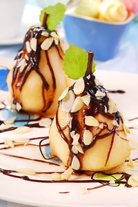 フレークアーモンドとチョコレートソースで調理した梨