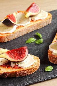 Bruschetta with figs, goat cheese and caramelized tomatoes
